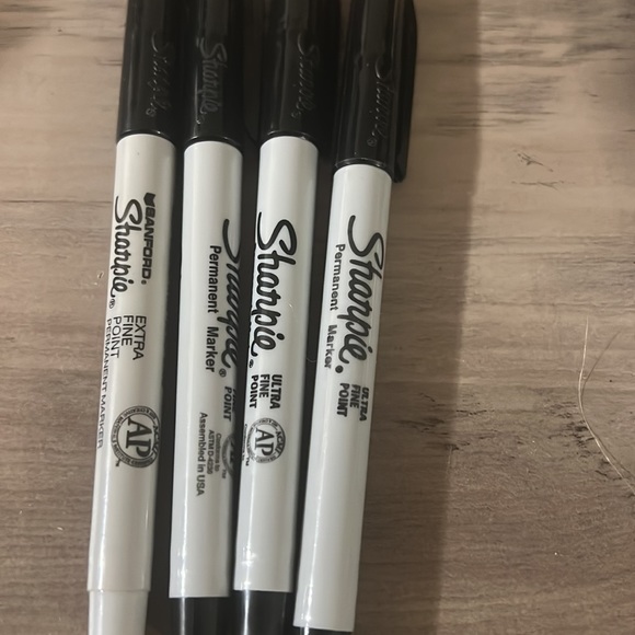 Assorted Markers - Picture 2 of 4